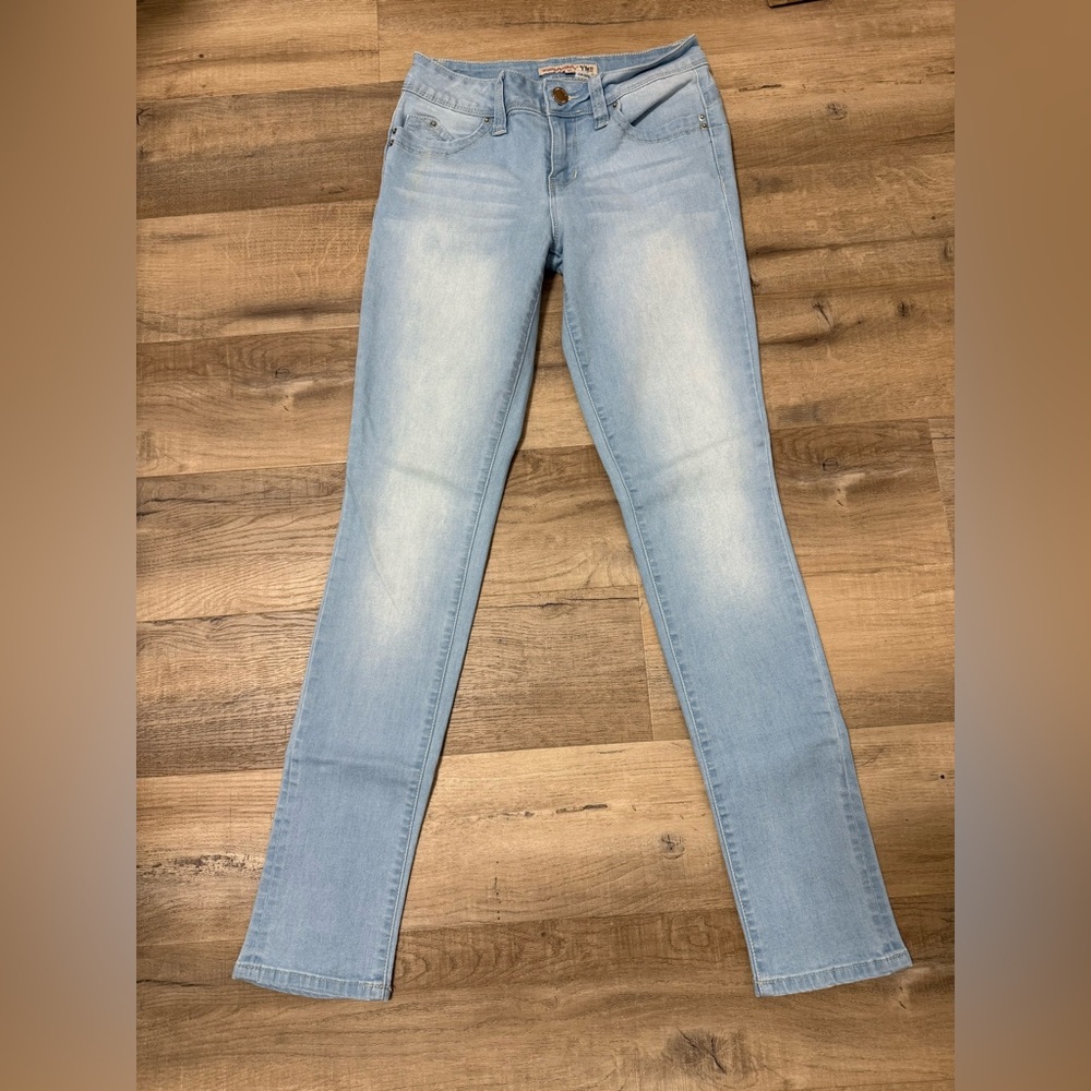 Wanna betta butt? Light wash stretch denim jeans